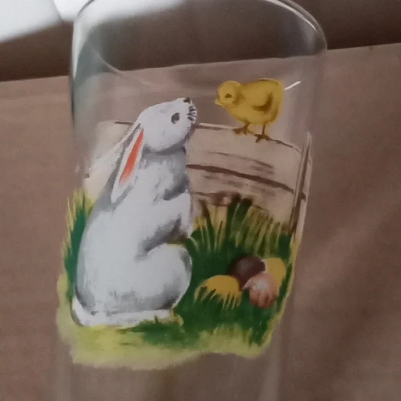 William-Sonoma Retro art work on a set of four Easter Glasses - Picture 5 of 13